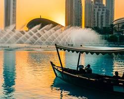 قارب خشبي تقليدي (عبرة) ينقل الركاب عبر خور دبي بتكلفة رمزية.