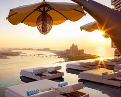 جلسة خارجية في كافيه بدبي تطل على ناطحات السحاب وقت الغروب.