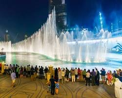 السياح يستمتعون بمشاهدة دبي أكواريوم مجاناً من الخارج داخل دبي مول.