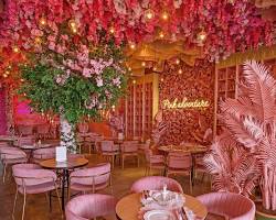 ديكورات وردية وزهور تزين مدخل كافيه مشهور في دبي مخصص للتصوير.