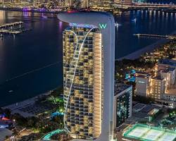 الواجهة الخارجية المميزة لبرج سبيل في دبي بتصميمه الهندسي الفريد تحت أشعة الشمس.