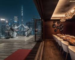 تفاصيل ديكورات داخلية مبتكرة وإضاءة فنية في أحد لاونجات دبي الفاخرة.