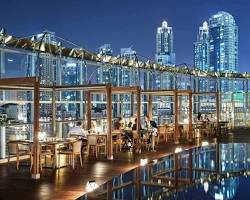 إطلالة بانورامية من نافذة مطعم أتموسفير في برج خليفة على مدينة دبي وقت الغروب.