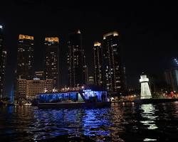 جلسة خارجية في دبي مارينا توفر إطلالة بانورامية على القناة المائية