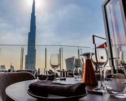 مطعم فاخر في دبي يطل مباشرة على برج خليفة ونافورة دبي الراقصة.