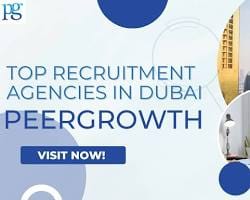 مسؤول توظيف يجري مقابلة عمل مع مرشح في مكتب عصري بدبي.