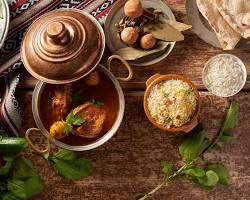 طبق الجبوس الإماراتي التقليدي مزين بالمكسرات واللحم في مطعم تراثي بدبي.