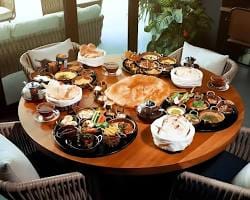 طاجن بامية باللحمة ومشاوي مصرية في مطعم مصري بدبي.