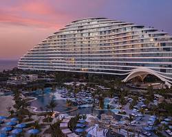 التصميم المعماري لفندق مرسى العرب الذي يشبه اليخت الفاخر بجانب برج العرب