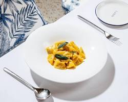 ساندوتش برجر لحم مشوي مع جبنة ذائبة وخضروات طازجة من مطعم وصفات سريعة في دبي.