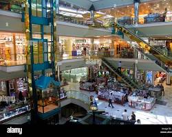 تفاصيل معمارية قديمة لأسقف وجدران المحلات في سوق مرشد بدبي.