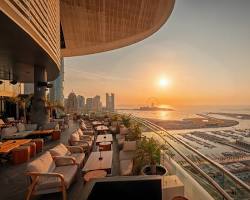 تجربة الطعام المعلق في الهواء بمطعم دينر إن ذا سكاي دبي.