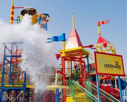 أطفال يلعبون في حديقة مائية ضخمة (أكوافنتشر) في نخلة جميرا دبي.