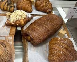 مجموعة متنوعة من الكرواسون الفرنسي الذهبي في أحد كافيهات دبي الراقية