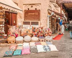 مجموعة من التأثير والبخور والعطور التقليدية في سوق ديرة القديم