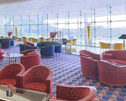 مطعم المحارة في برج العرب مع الحوض المائي الضخم.