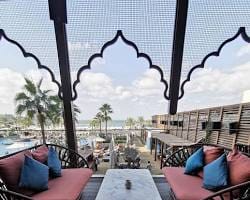 تراس مطعم أصيل دبي مع إطلالة على عين دبي وبحر JBR.