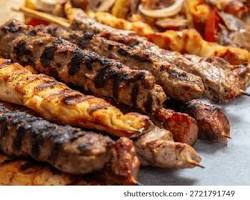 مشكلة فور مشاوي تضم كباب وكفتة ولحم مشوي على أحد المطاعم الفاخرة في دبي، ويقدم مع المقبلات العربية.