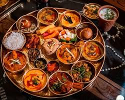 طبق إماراتي تقليدي (مجبوس) يقدم في مطعم تراثي ديرة التاريخية.