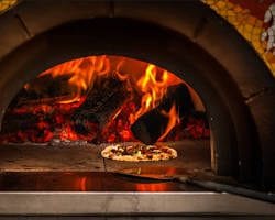بيتزا نابولي أصلية مخبوزة في فرن الحطب داخل مطعم إيطالي في دبي