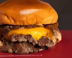 برجر مقرمش مع صلصة خاصة وخضروات طازجة في أحد مطاعم دجاج دبي العصرية