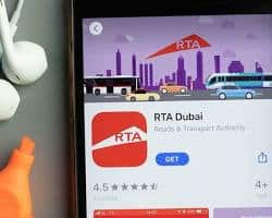 حجز سيارة أجرة عبر تطبيق مواصلات في دبي باستخدام الهاتف