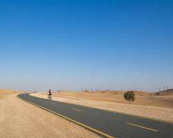 شارع القدرة في دبي وسط الطبيعة الصحراوية