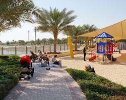 أطفال يلعبون في حديقة عامة مجانية في دبي