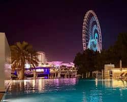 السباحة الليلية في شاطئ جي بي آر دبي مع إضاءة مخصصة للسباحين