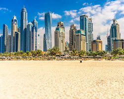 إطلالة بانورامية على شاطئ دبي مارينا مع الأبراج واليخوت الفاخرة وقت الغروب