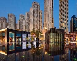 شاطئ دبي مارينا بإطلالة على الأبراج واليخوت وقت الغروب