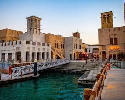 مدخل بيت تراثي كبير في دبي يضم ساحات واسعة ونقوشاً إسلامية.