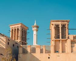 منظر علوي لبيوت تراثية في دبي تبرز فيها أبراج الرياح التقليدية (البراجيل) المصنوعة من الجص والمرجان.