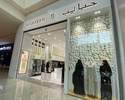 حركة التسوق في سوق نايف دبي ليلاً لتجارة الملابس.