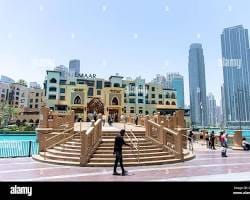 الممرات الداخلية لسوق البحار دبي وتتميز بالأقواس الإسلامية والإضاءة التراثية.