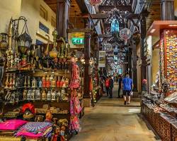 تنوع الإكسسوارات والشخصية في سوق التنين (Dragon Mart) دبي.