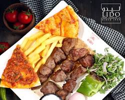 سيخ كباب لحم مشوي ومتبل بالبهارات التونسية الأصيلة يقدم مع المقبلات والصلصات الساخنة.