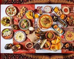 طبق مجبوس دجاج اماراتي تقليدي بالرز والبهارات الخليجية في مطعم تراثي بدبي.