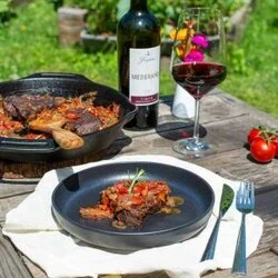 Spanische Schmorsteaks – Authentisches Rezept mit Freixenet Tinto