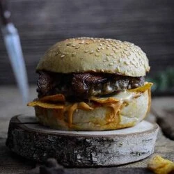 Chili Cheese Burger mit Nachos Rezept
