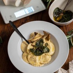 Selbstgemachte Ravioli mit Pilz-Ricotta-Füllung und Salbeibutter