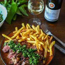 Bärlauch Gremolata mit Pommes, Steak und Weißwein