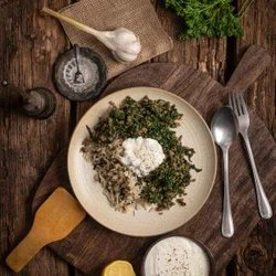 Türkische Reispfanne mit Hackfleisch, Spinat und Knoblauchsoße