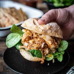 Pulled Spitzkohl Burger Rezept mit Burger Bun und Feldsalat.