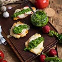 Rezept für mediterran überbackene Hähnchenschnitzel mit Radieschengrün Pesto