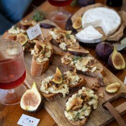 Crostini mit französischem Ziegencamembert, Feigen und Walnüssen auf geröstetem Baguette.
