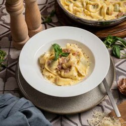 Ein Rezept für Tortellini alla Panna. Die deluxe Version von Tortellini mit Sahnesoße. Mit viel Parmesan und lecker.