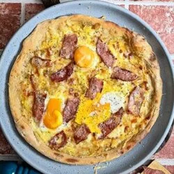 Knusprige Pizza Carbonara mit flüssigem Eigelb, Pancetta und Parmesan auf Holzbrett serviert