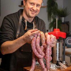 Bratwurst selber machen Rezept. Das Titelbild mit fertigen Bratwürsten