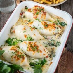 Rezept für gefüllte Tintenfischtuben mit Reis und Garnelen.